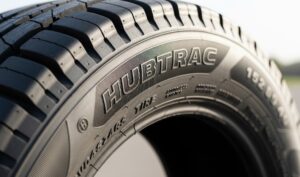 Ein Reifen mit dem Wort "Hubs" darauf, deutlich sichtbar in der Mitte des Bildes