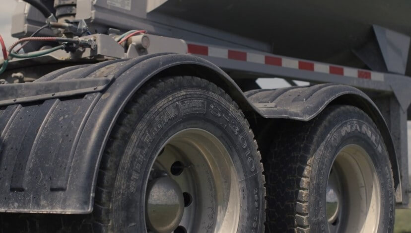 Die robusten Reifen eines Lastwagens, bereit für die Straße