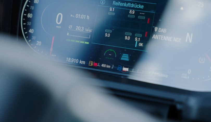 Digitaler Blick auf das Cockpit: Reifendruck, Distanz und Fahrmodus