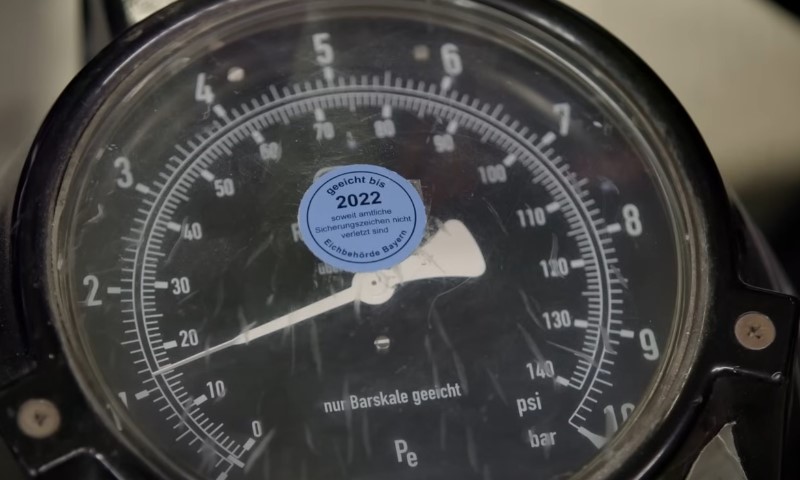 Nahaufnahme eines Manometers mit einem Prüfsiegel bis 2022
