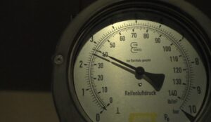 Nahaufnahme eines Manometers zeigt den Reifendruck