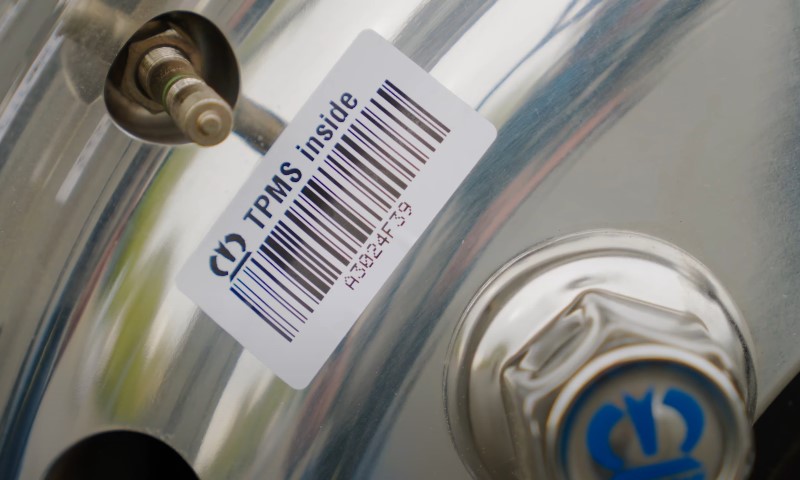 An einem Lkw-Rad ist ein Barcode angebracht.