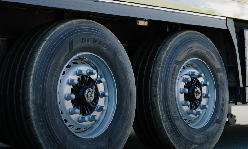 Nahaufnahme der Räder eines Lastwagens, die den robusten Reifen und die Felgen zeigen