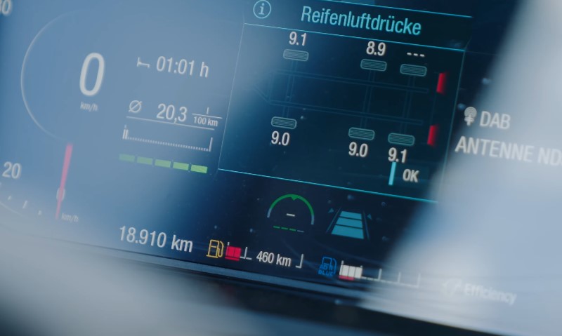 Das Armaturenbrett eines Lkw zeigt Informationen zum Reifendruck an