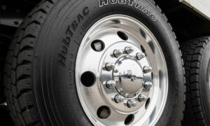 Nahaufnahme eines Lkw-Reifens mit einer großen Felge