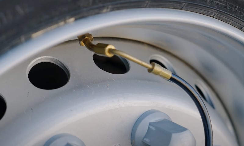 Nahaufnahme eines Reifens mit einem Schlauch, der daran befestigt ist