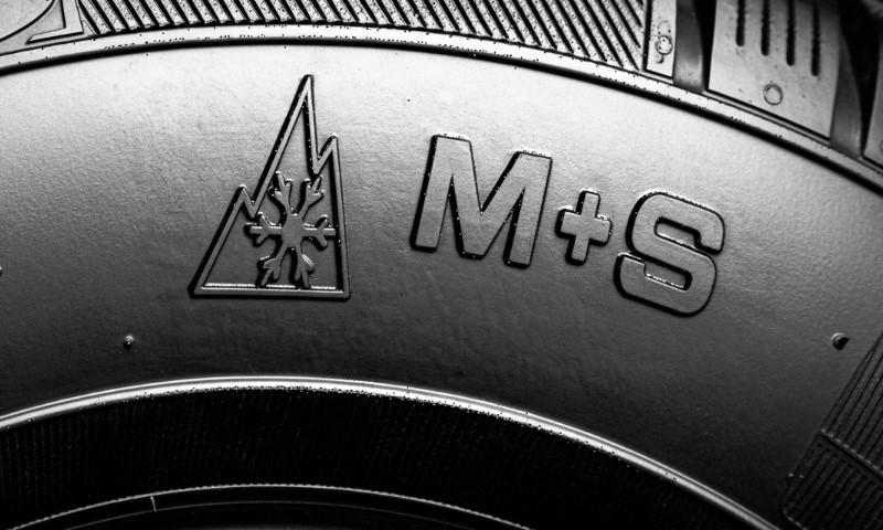 Nahaufnahme des Logos auf einem Reifen, das die Marke und das Design des Produkts zeigt