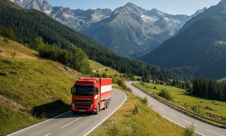 Ein roter Truck fährt eine kurvenreiche Bergstraße entlang
