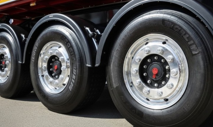Nahaufnahme der Räder eines Sattelschleppers, die den robusten Reifen und die Felgen zeigen