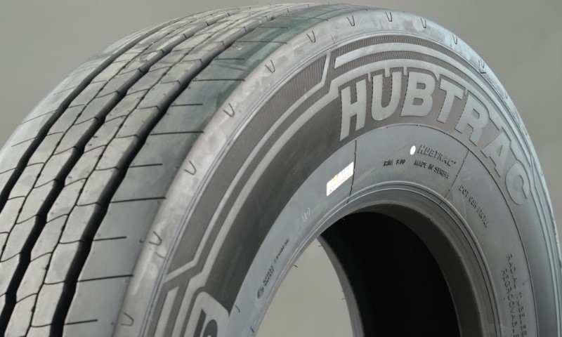Nahaufnahme des Laufflächenprofils eines neuen Lkw-Reifens der Marke HUBTRAC