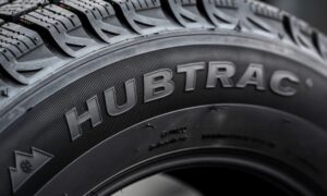 Ein Reifen mit dem Wort "Hubtrac" darauf