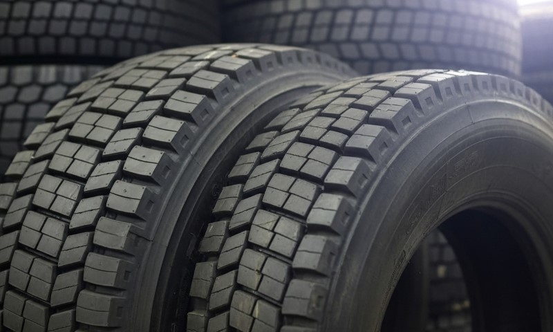 Reifen sind in einem Lager gestapelt